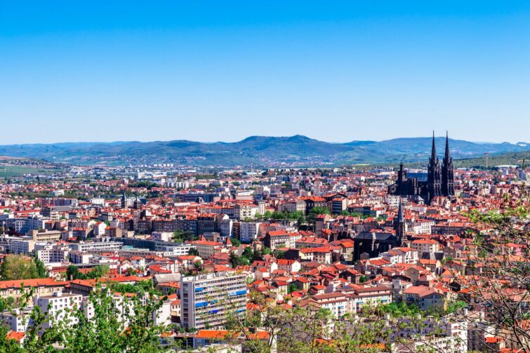 Clermont-Ferrand, un patrimoine remarquable qui mérite bien plus de visiteurs - 🏰 Une cathédrale gothique en pierre noire qui rivalise avec les plus belles d’Europe